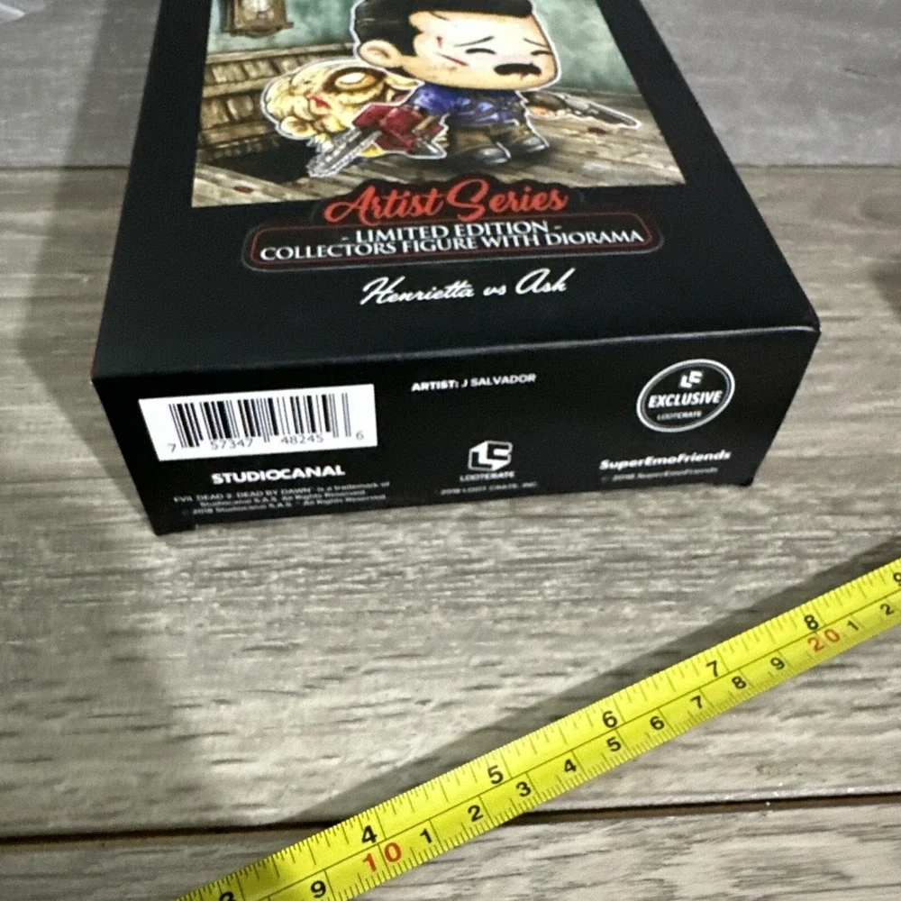 Evil Dead 2 Artist Series Ash vs Henrietta Limited‎ Edition Loot Crate Figure
